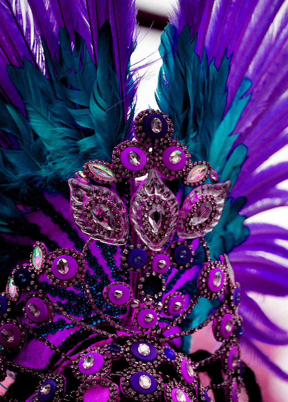50 pieces - 18-22" Purple Bleached Dyed Ringneck Accent Feathers for Wedding Backdrops & Arches